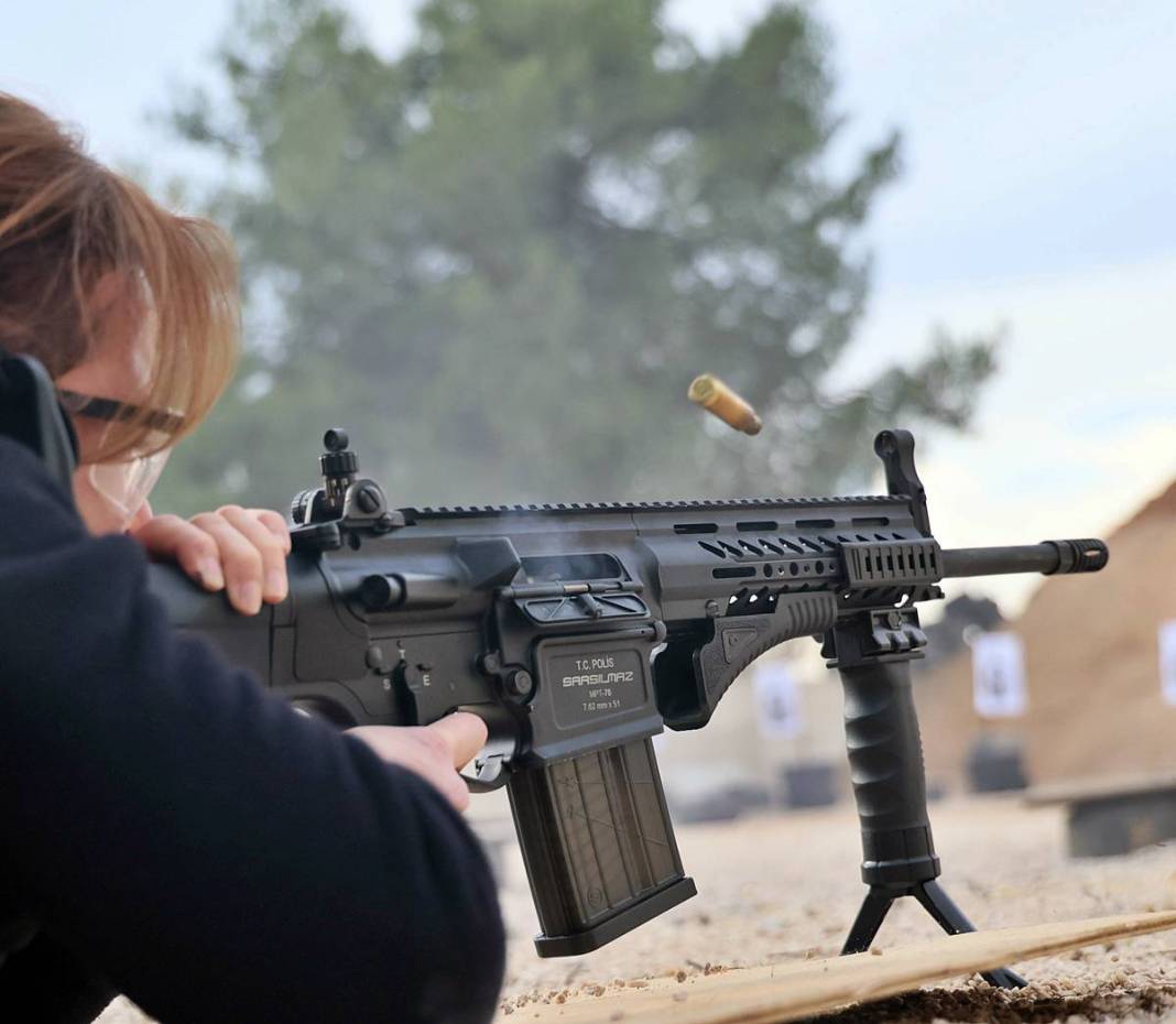 Yerli Lara Croft, karanlıkta hedefi 12'den vuruyor! Polis eğitmeni Nisa Aydın'ın müdahale teknikleri nefesleri kesiyor 21